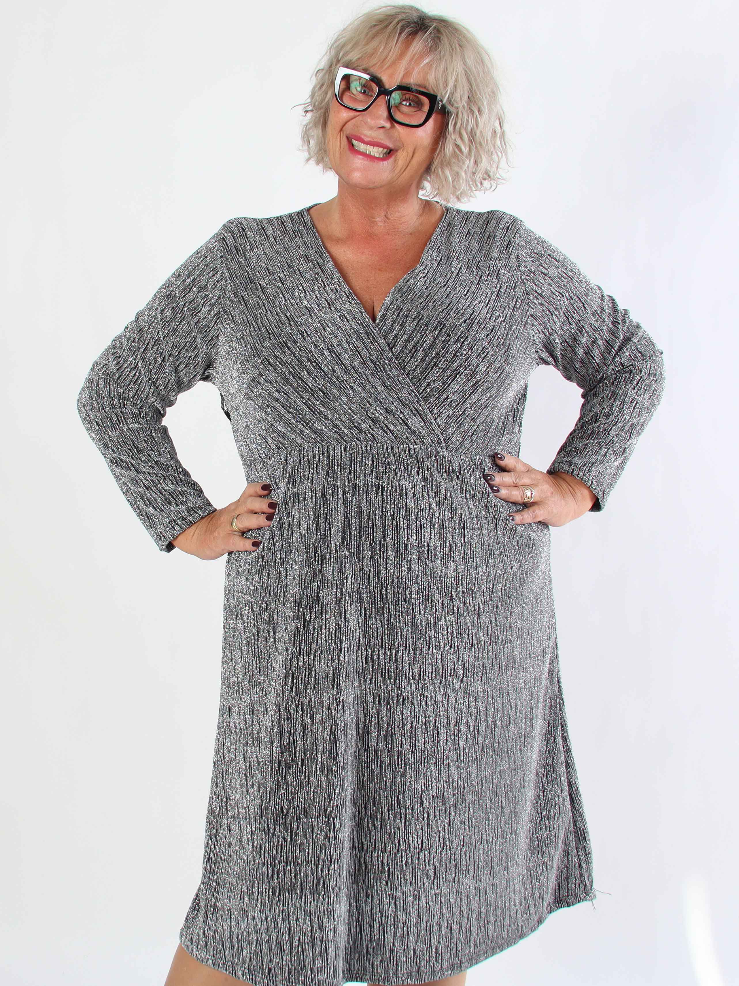 Lina - Söt plus size festklänning med glittertråd och korsdetalj vid bysten